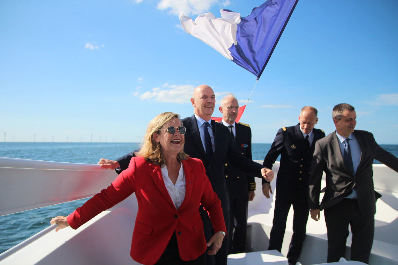 De g. à dr. : Agnès Poussier-Winsback, députée de Seine-Maritime, Roland Lescure, Pierre-Benoît Albertini préfet de région, Marc Véran, préfet maritime de la Manche et de la mer du Nord, et Luc Rémont, PDG d’EDF. (© Aletheia Press, Benoit Delabre)