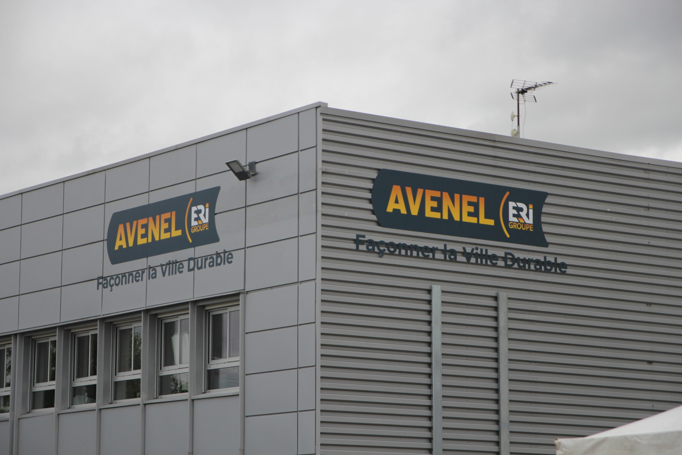 Dans ses nouveaux locaux, Avenel abrite une unité de précâblage en signalisation ferroviaire, une base logistique et un atelier de services à l’industrie. (© Aletheia Press / B.Delabre)