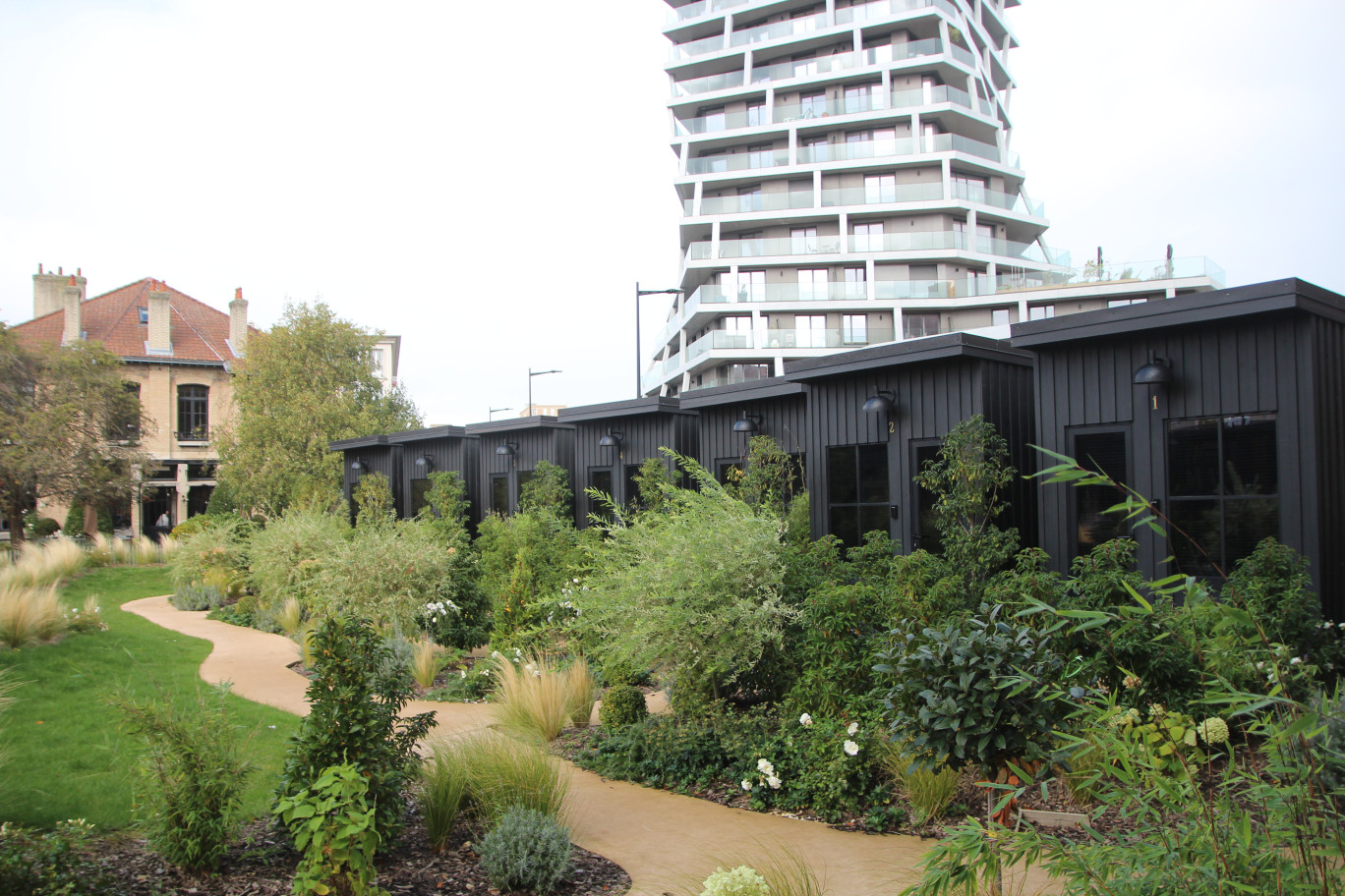 L’hôtel Lilybloom propose dix chambres installées dans le jardin de La grande Ecole, dans le quartier Notre-Dame, au Havre. (© Aletheia Press / B.Delabre)