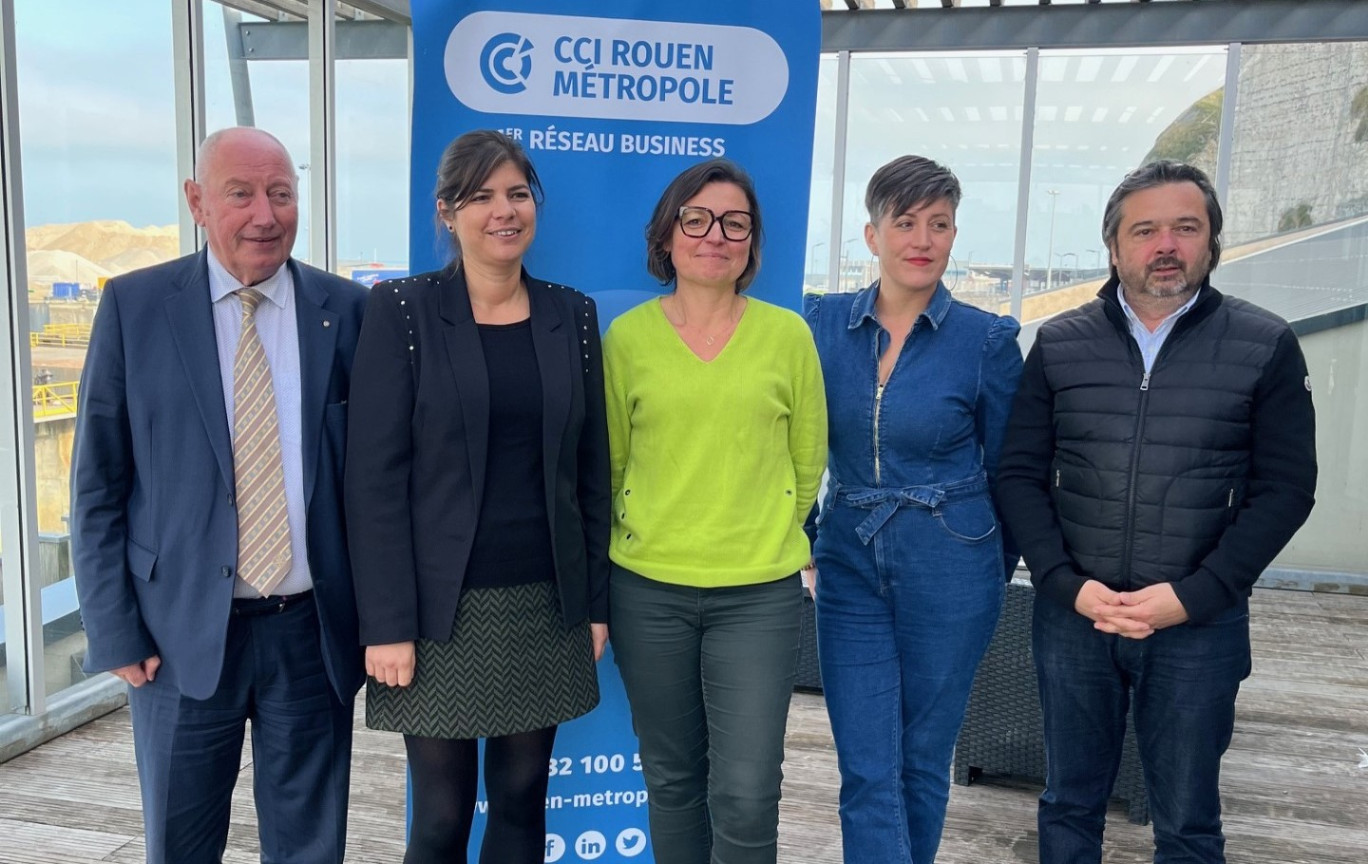 De gauche à droite : Patrick Coquelet, Président de la Délégation de Dieppe de la CCI Rouen Métropole ; Emilie Rioult, Conseillère Territoriale Pays Dieppois et référente nucléaire de la CCI Rouen Métropole ; Stéphanie Bouteiller, Conseillère Création/Reprise d'entreprise de la CCI Rouen Métropole ; Audrey Berenger, Conseillère territoriale  Littoral  Dieppe Eu Le Tréport de la CCI Rouen Métropole ; Olivier Rousseille,  Président de la CCI Rouen Métropole